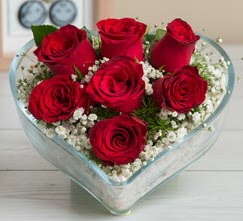 Kalp içerisinde 7 adet kırmızı gül  Adana çiçek gönderme sitemiz güvenlidir 