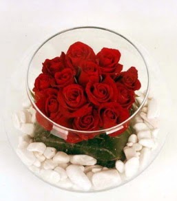 Cam fanusta 11 adet kırmızı gül  Adana çiçek gönderme 