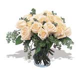 11 adet beyaz gül vazoda  Adana İnternetten çiçek siparişi 