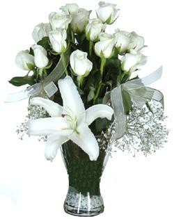 cam içerisinde 11 beyaz gül ve 1 kazablanka  Adana çiçek siparişi sitesi 