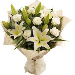  Adana anneler günü çiçek yolla  3 dal kazablanka ve 7 adet beyaz gül buketi