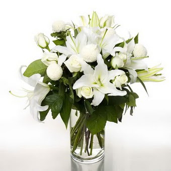  Adana çiçek gönderme sitemiz güvenlidir  1 dal cazablanca 7 adet beyaz gül vazosu