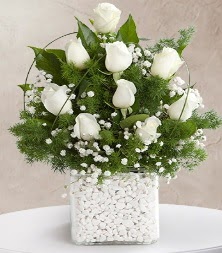 9 beyaz gül vazosu  Adana çiçek satışı 