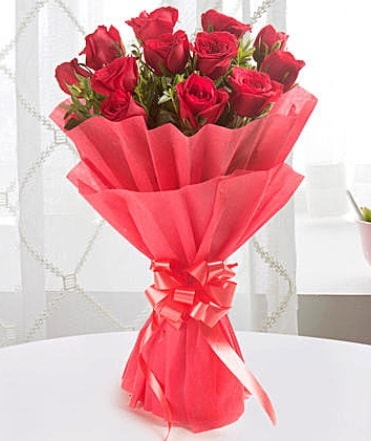 12 adet kırmızı gülden modern buket  Adana çiçek yolla 